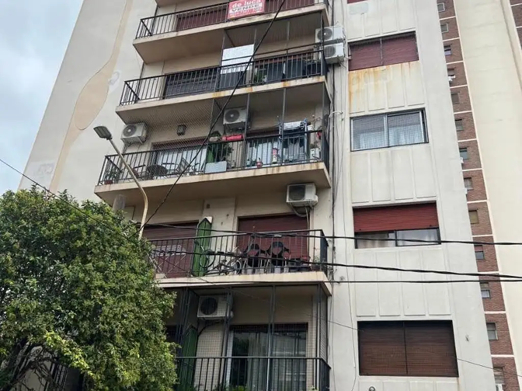 DEPARTAMENTO 3 AMBIENTES AL FRENTE CON BALCON Y COCHERA