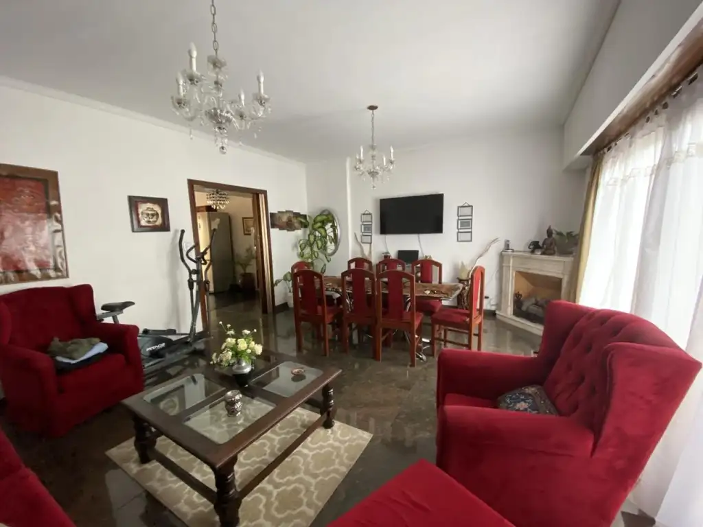 Departamento de 4 ambientes con balcon y terraza