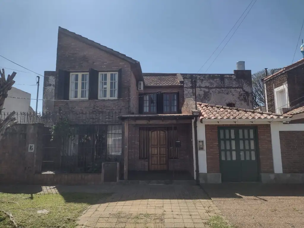 VENTA 2 CASAS EN MUNRO CON PILETA Y PARRILLA