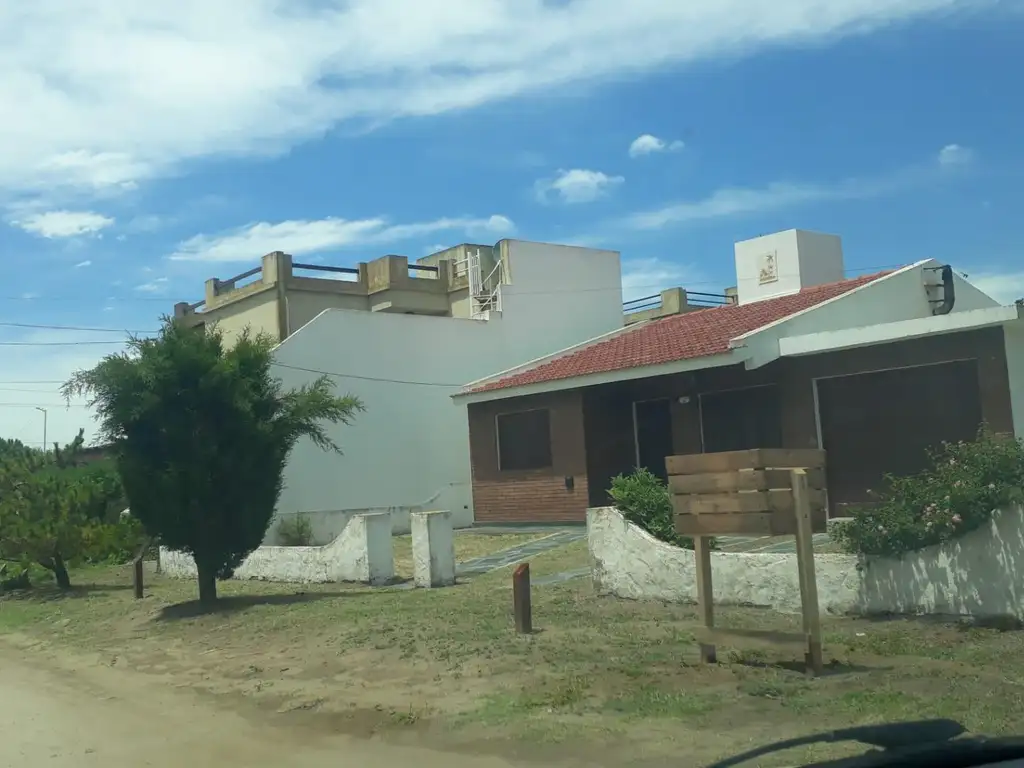 Casa en venta - 2 Dormitorios 1 Baño - Cochera - 555Mts2 - Aguas Verdes