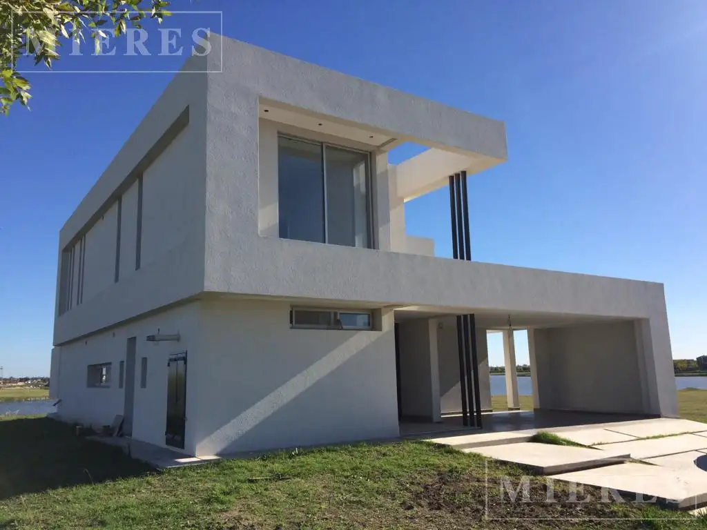 Casa en venta con renta sobre lote a la lagunaPuertos barrio Muelles