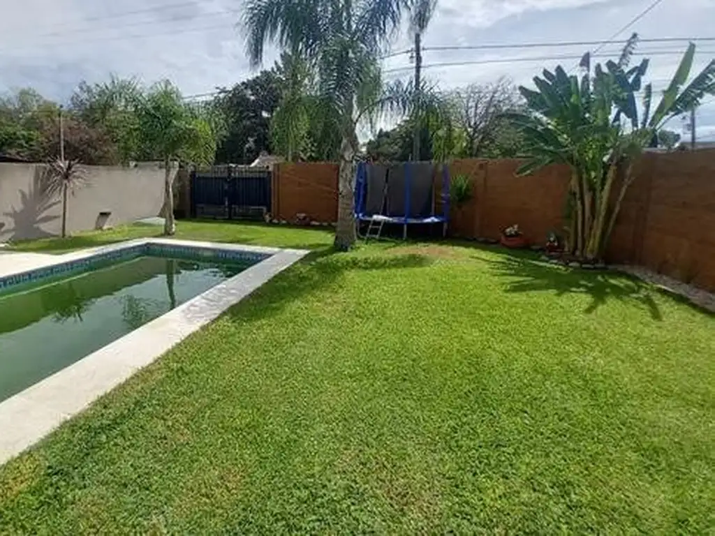 Venta Casa con Piscina en Maquinista Savio Escobar