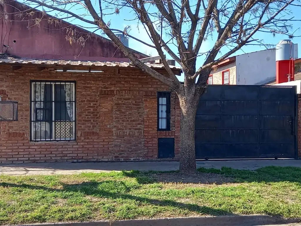 Venta amplia casa en Moreno Centro