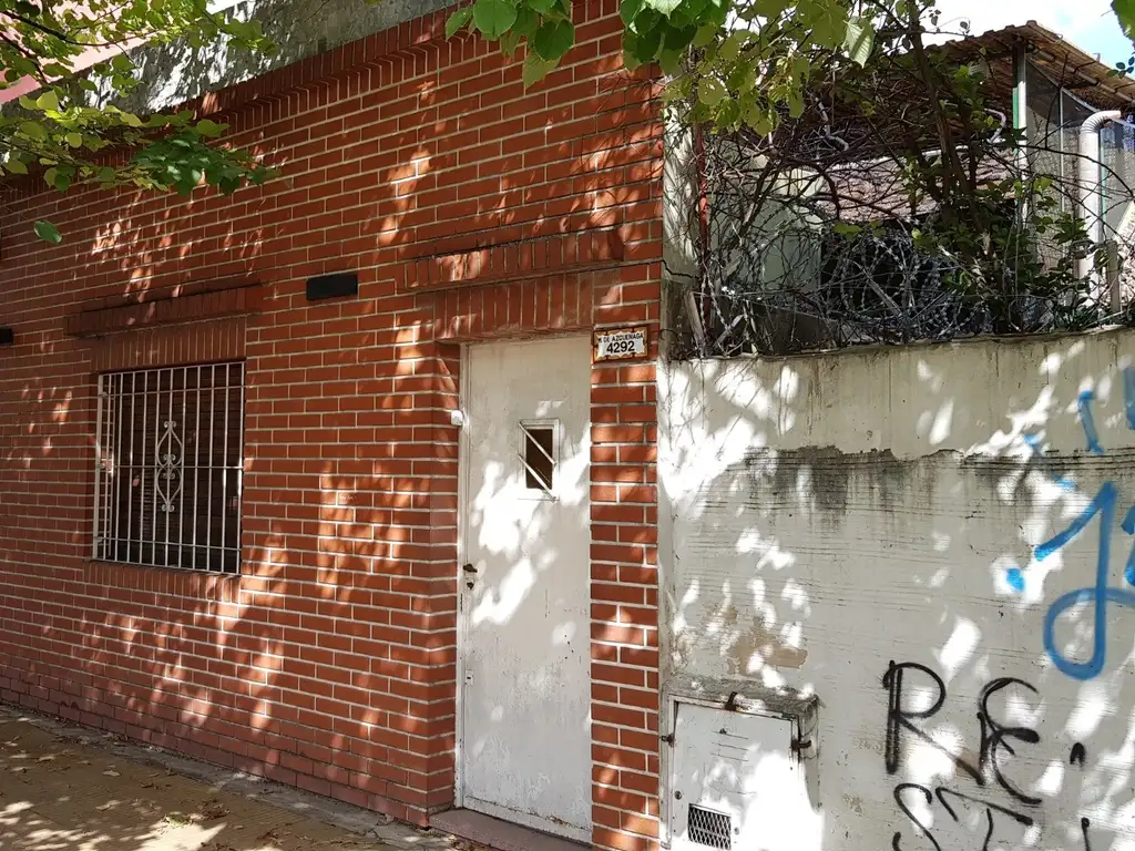 CASA ESQUINA DE 3 AMBIENTES CON AMPLIO SECTOR LIBRE EN OCHAVA, COCHERA ó AMPLIO FONDO LIBRE.-