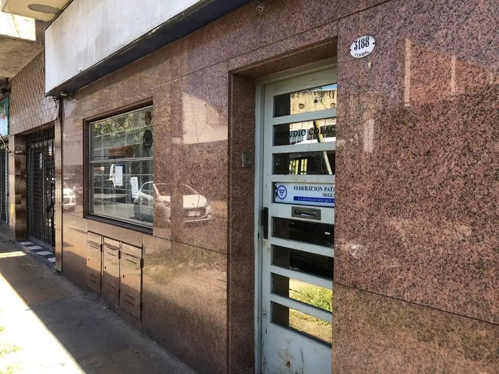 Venta PH 2 ambientes a refaccionar Lanús