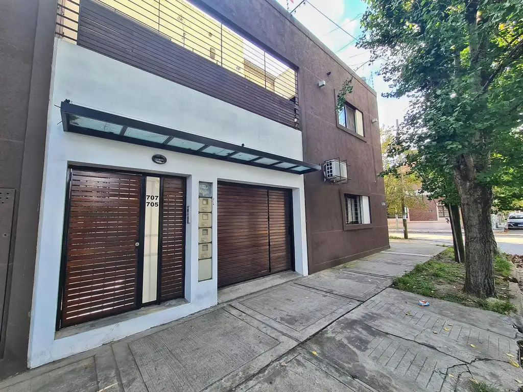 Venta depto tipo casa 3 ambientes con patio y parrilla en Bernal (29908)