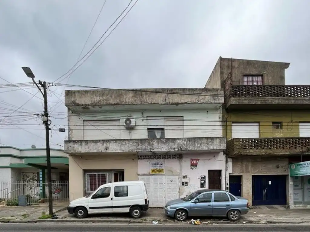 Propiedad en venta con casa y 2 departamentos