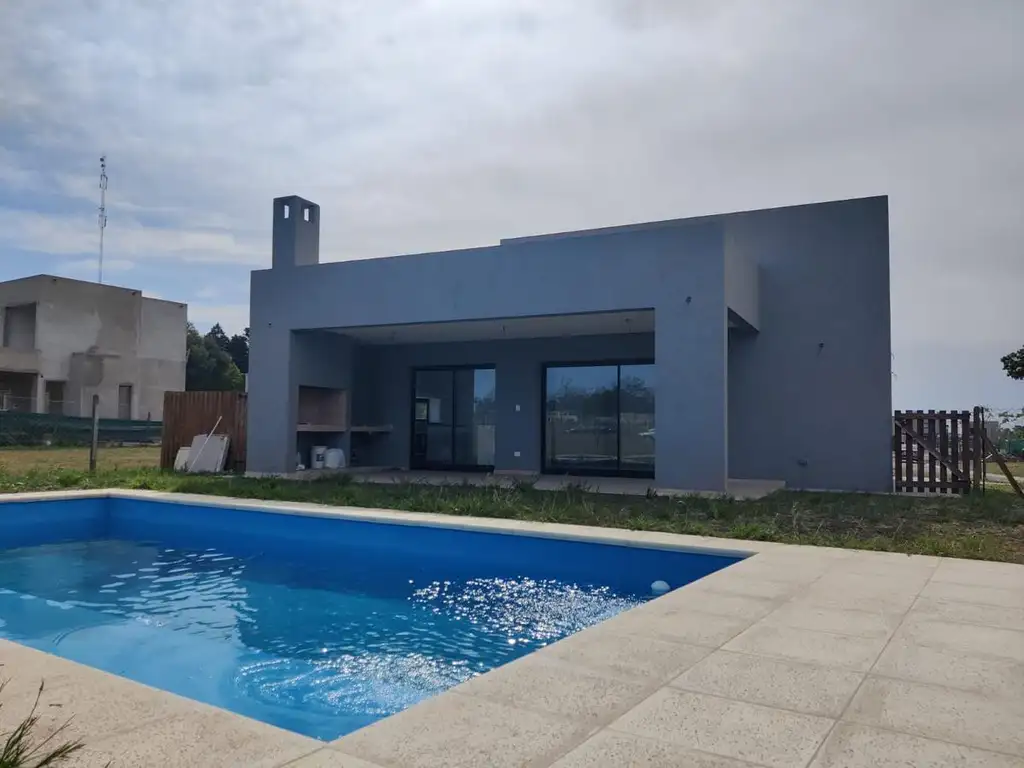 Casa con pileta en Santa Lucia Pilar del Este