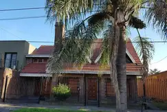 CHALET EN DOS PLANTAS CUATRO DORMITORIOS, QUINCHO Y PISCINA.