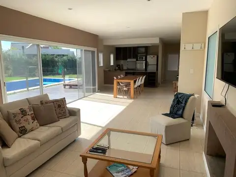 Casa en Alquiler - 5 ambientes - $ 1.200.000