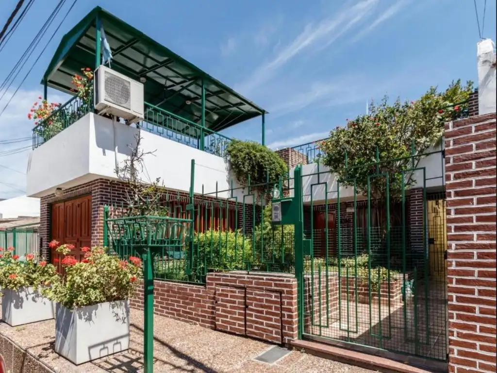 CASA EN VENTA EN LANUS CON TERRAZA/PILETA/QUINCHO