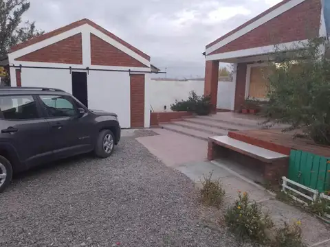 Casa en venta - 2 Dormitorios 1 Baño - Cochera - 667Mts2 - Zapala