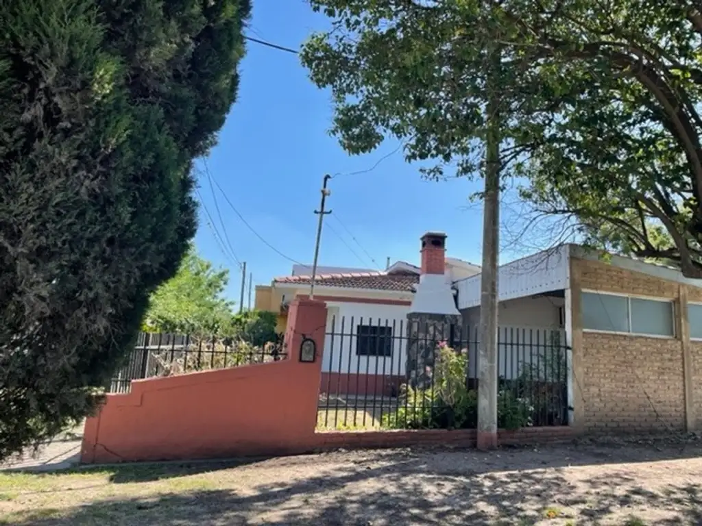 Casa muy bien ubicada con patio y cochera