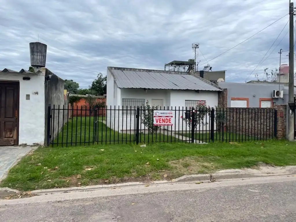 Casa en excelente ubicación sobre amplio terreno.