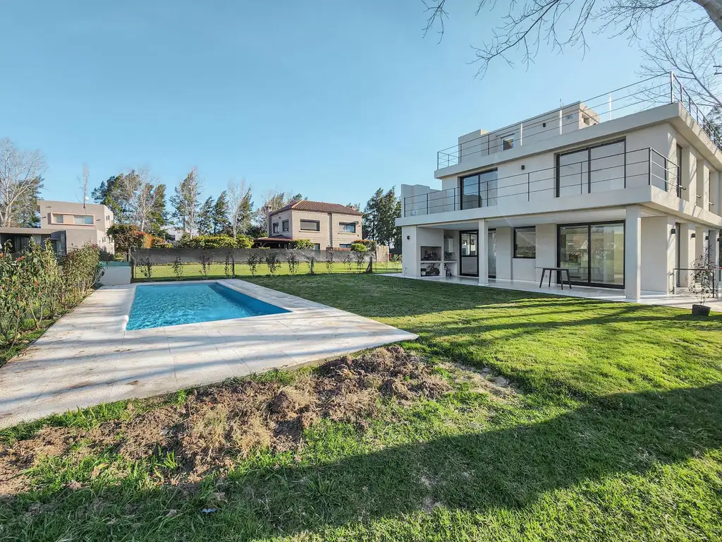 Casa de 4 dormitorios con jardín y pileta, Los Pasos 1, Barrios Del Jockey