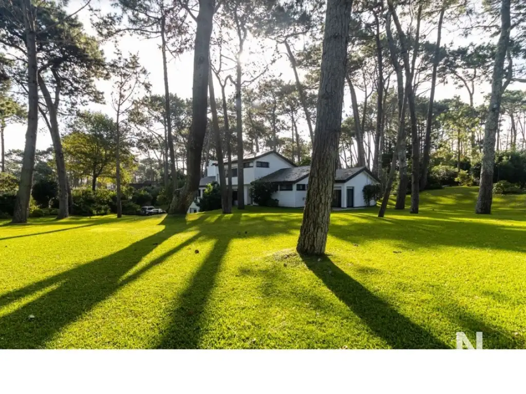 OPORTUNIDAD. VENDE CASA CON GRAN METRAJE EN SAN RAFAEL, PLAYA BRAVA. PUNTA DEL ESTE.