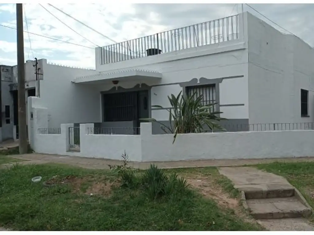 CASA DE 2 DORMITORIOS  ARROYITO