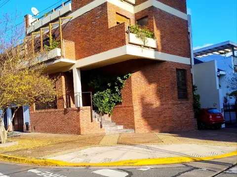 Imponente Ph estilo casa, 350 mtrs aprox, 5 ambientes, 4 dormitorios