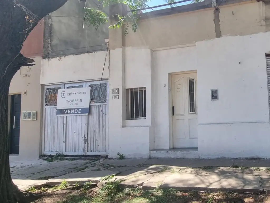 EN VILLA BALLESTER EN VENTA CASA A REFACCIONAR CON LOCAL, COCHERA PASANTE Y GALPON - FICHA 10142