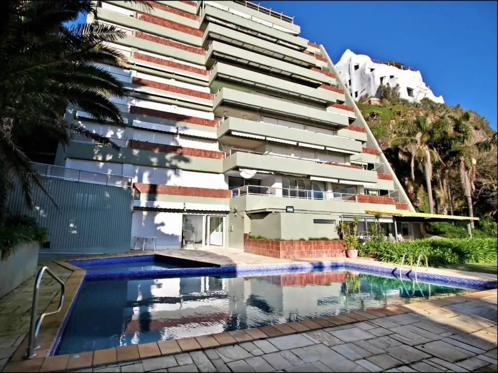 Apartamento en venta de 2 dormitorios c/ cochera en Playa Mansa