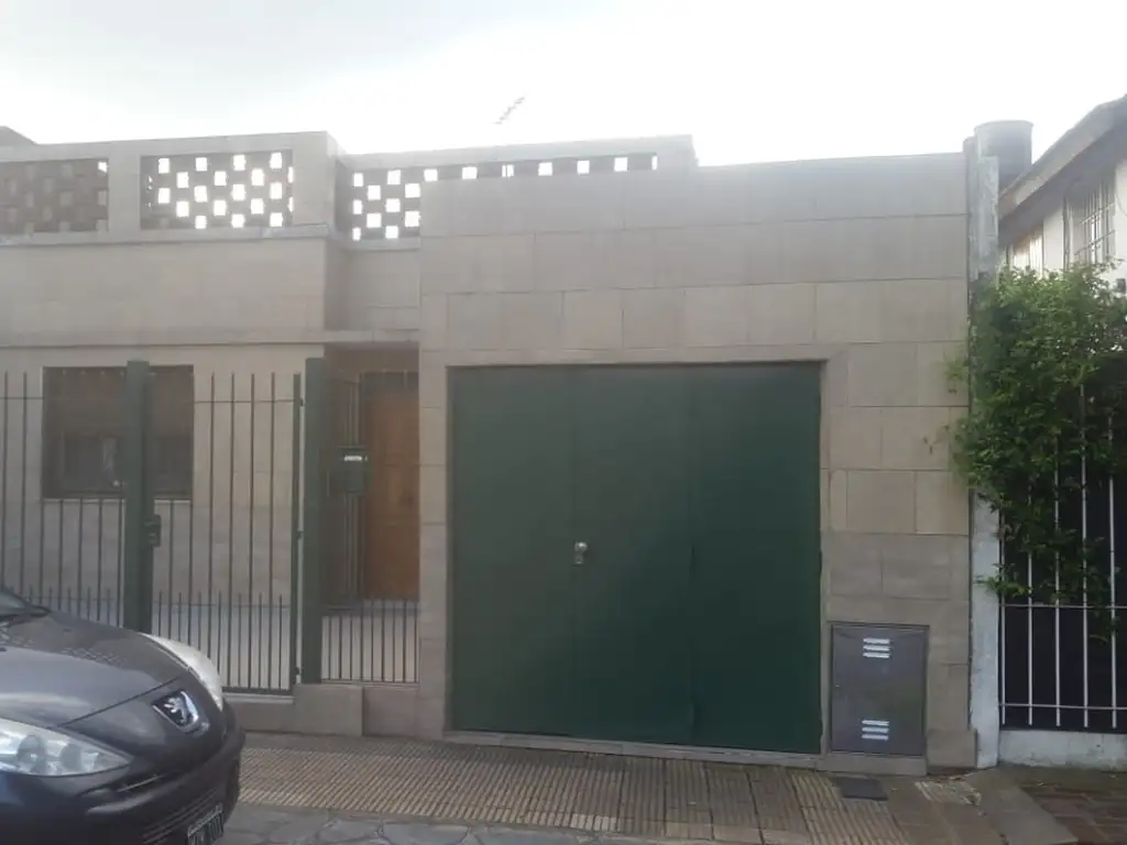 CASA DE 3 AMBIENTES, EN LOTE PROPIO, CON GARAJE, RETIRO AL FRENTE, FONDO LIBRE Y TERRAZA