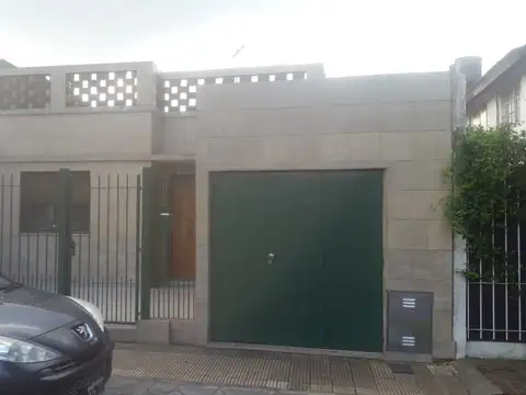 CASA DE 3 AMBIENTES, EN LOTE PROPIO, CON GARAJE, RETIRO AL FRENTE, FONDO LIBRE Y TERRAZA