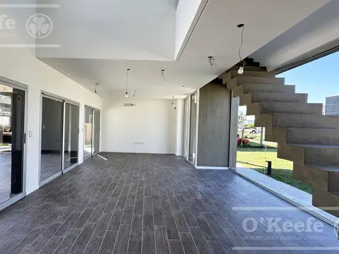 Casa en venta sobre un lote central, de Cuatro ambientes, con piscina,  a estrenar en el Barrio Las