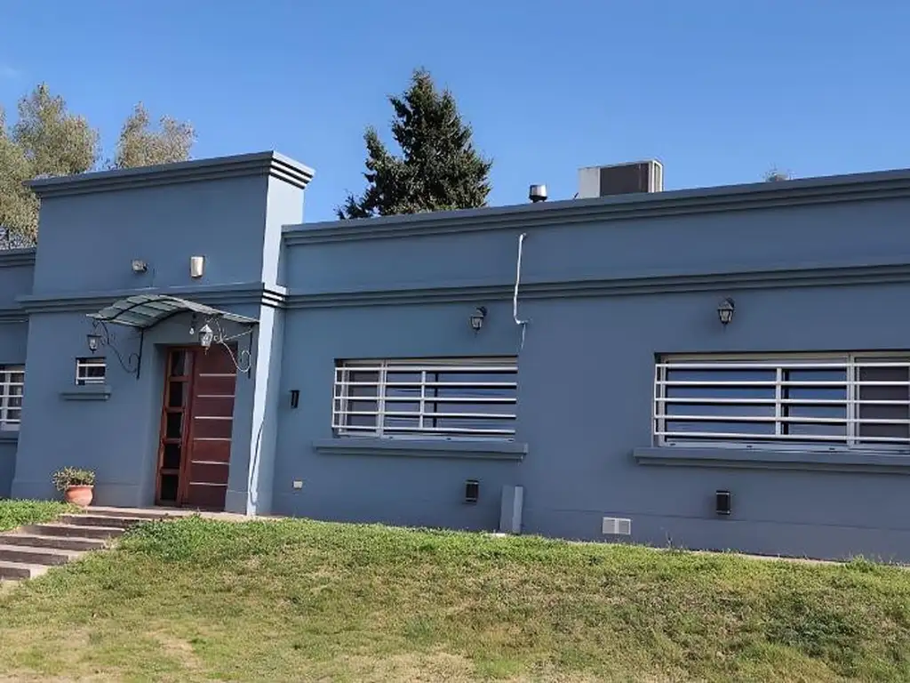 Casa en venta - 4 Dormitorios 2 Baños - Cocheras - 1.875Mts2 - Tandil