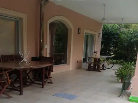 Casa en Venta - 4 dormitorios - USD 410.000