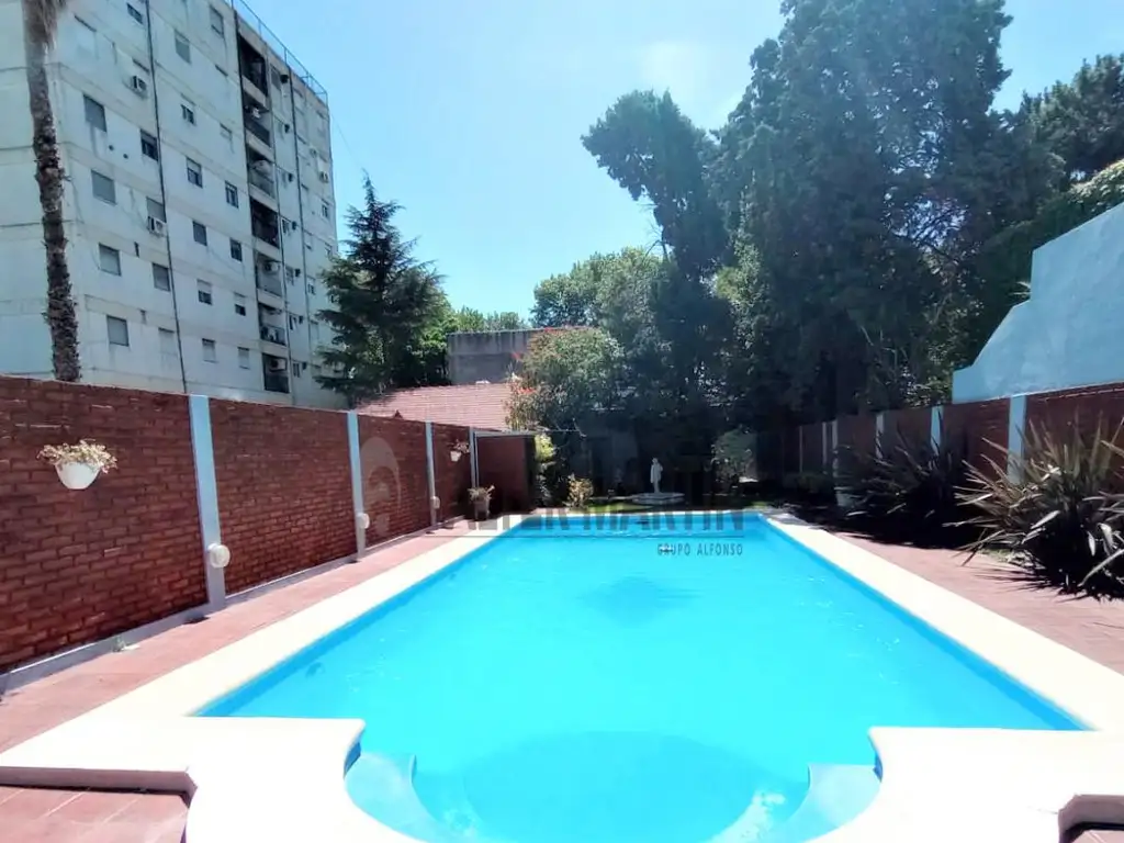 CASA 5 AMBIENTES EN VENTA EN BANFIELD CON PISCINA Y COCHERA