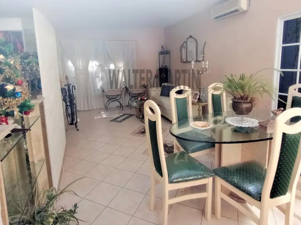 CASA 5 AMBIENTES EN VENTA EN BANFIELD CON PISCINA Y COCHERA