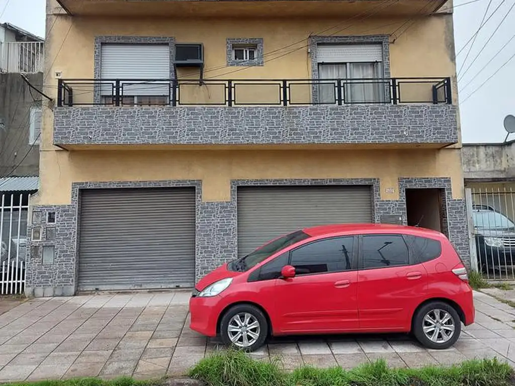 Departamento tipo Casa  4 ambientes con balcon ,cochera  2do piso por escalera- Lanús Oeste