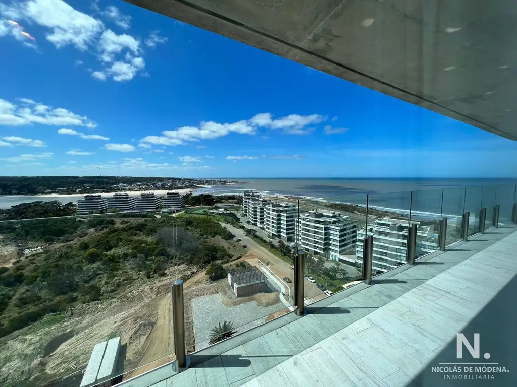 Vende apartamento frente al mar en Playa Brava, de 3 dormitorios.