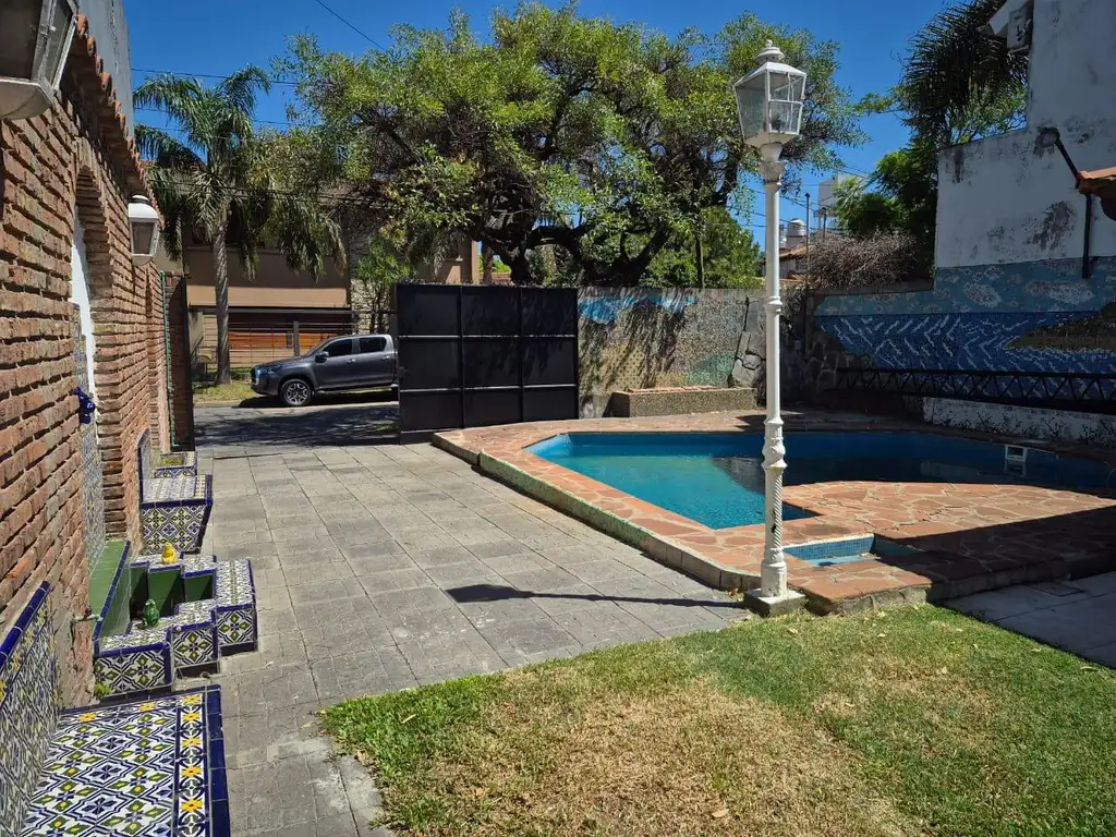 Venta Casa Terreno  propio en  Barrio Parque con Piscina y Quincho baño espacio de guarda - Zona Res