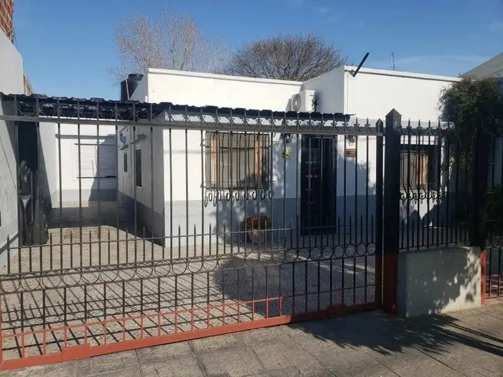 Casa en venta - 3 Dormitorios 1 Baño - Cochera - 300Mts2 - Bernal