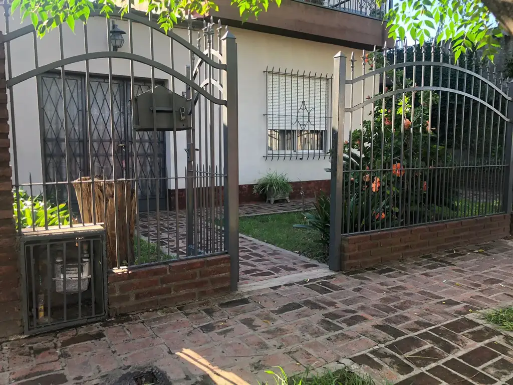 VENDE CASA 4 AMBIENTES  VENTA FLORENCIO VARELA