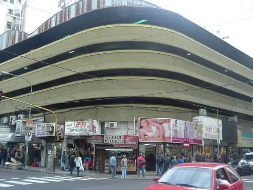 COCHERA FIJA CUBIERTA EN PLENA ZONA COMERCIAL