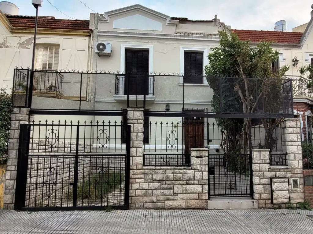 Hermosa casa de 4 amb + escrit- Cochera desc. Jardín. Tza. Ubicada en Barrio Ingles  Remodelada!