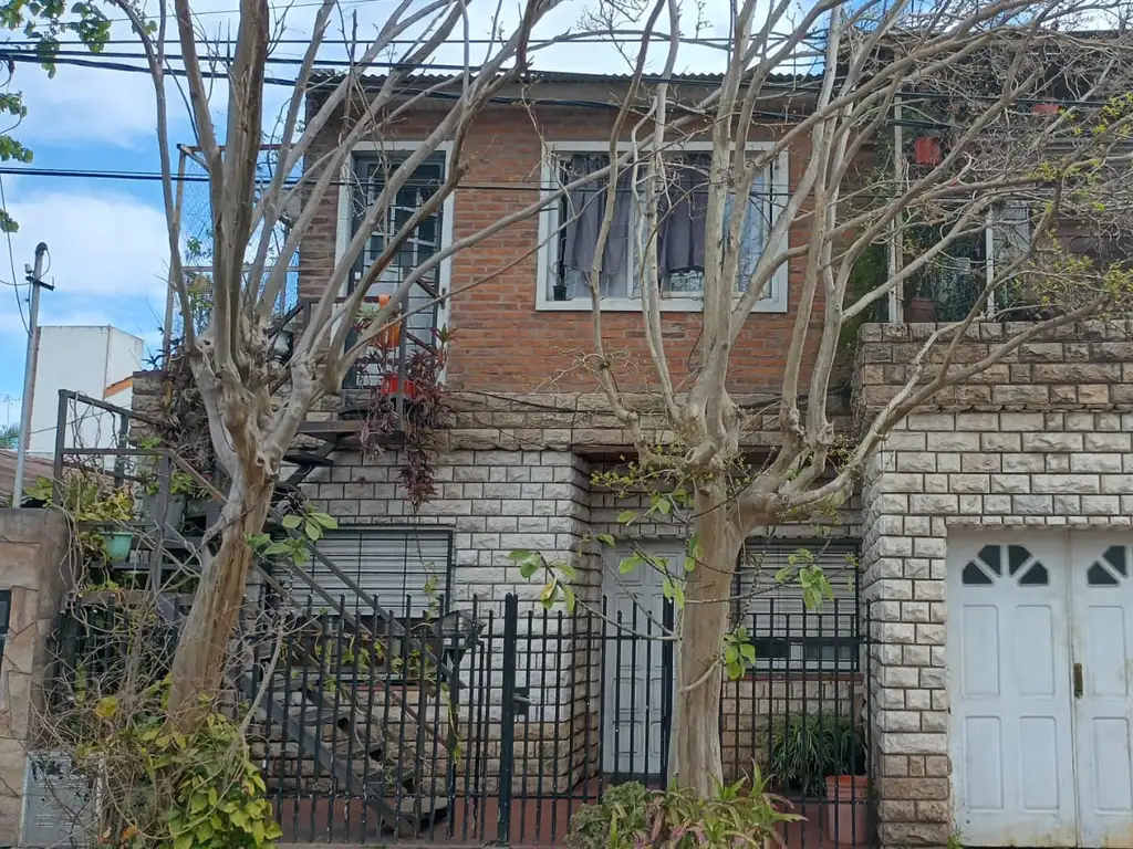 Importante propiedad Casa, dpto en planta alta y galpón