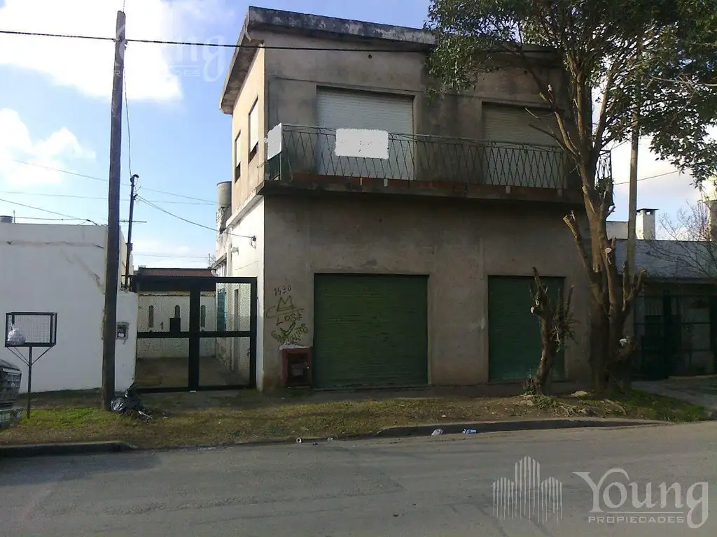 Casa En Dos Plantas con fondo libre y garaje, a reciclar ideal inversor  Berazategui