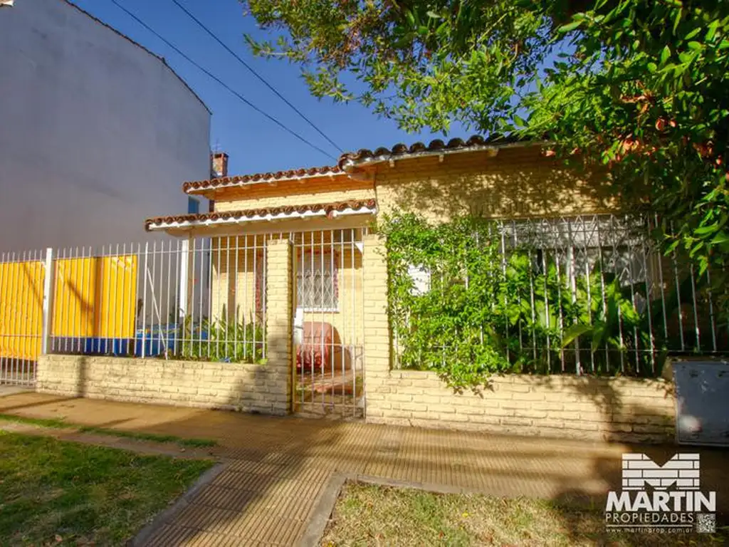 Casa 2 ambientes con jardín y cochera - Martínez