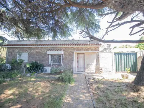 VENTA CASA 2 DORMITORIOS JARDIN Y FONDO SAYAGO