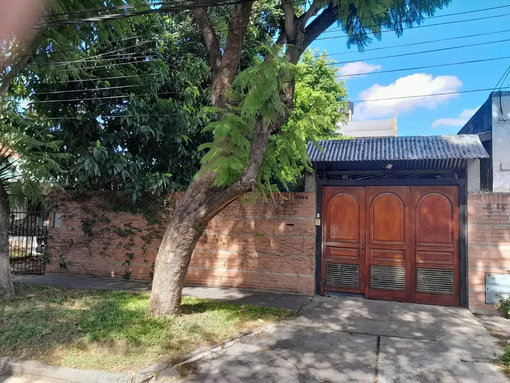 CASA CON PILETA, DOS DEPARTAMENTOS EN PLANTA ALTA