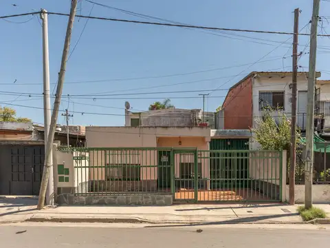 Venta casa 2 dormitorios con galpón Barrio Moderno