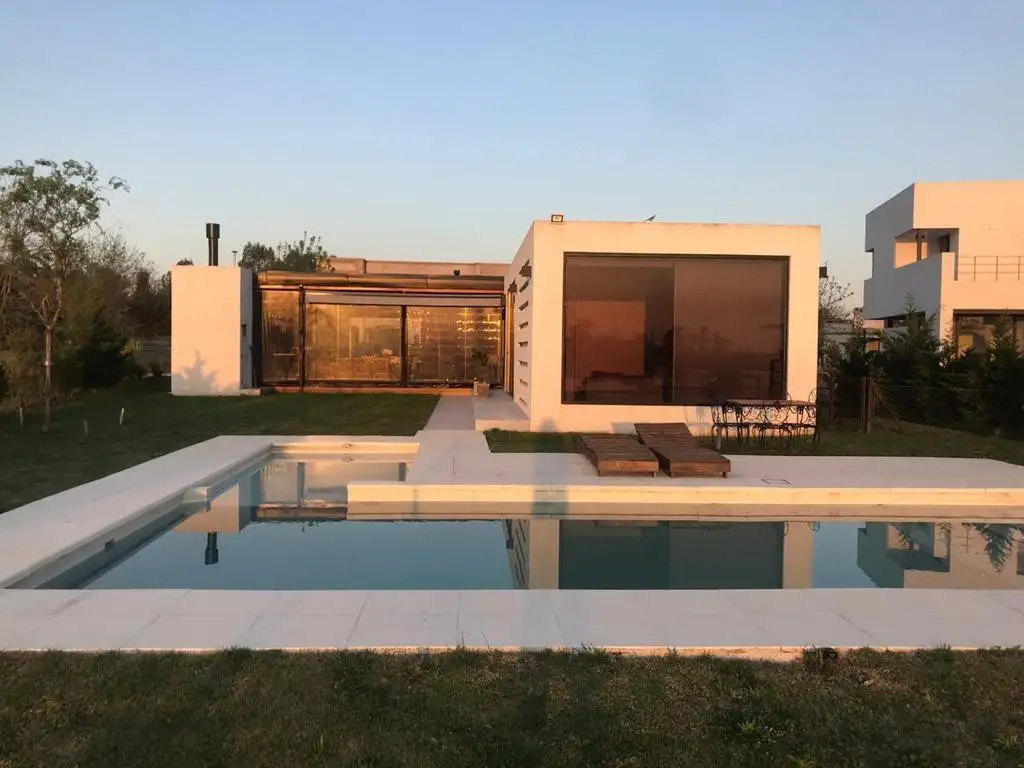 Casa de 4 amb. a la venta con vista a la laguna en Canning