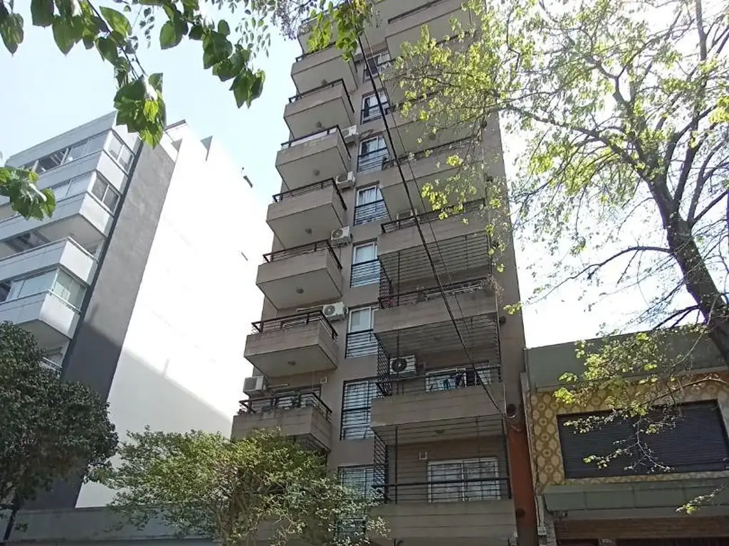 Luminoso departamento al frente con balcon