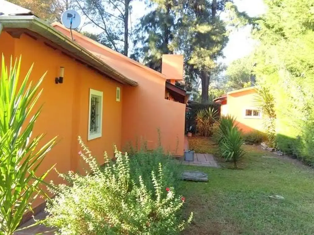 Quinta de 6 ambientes sobre lote de 982 m2. 4 Dormitorios. 3 Baños. Quincho. Pileta. Oportunidad!