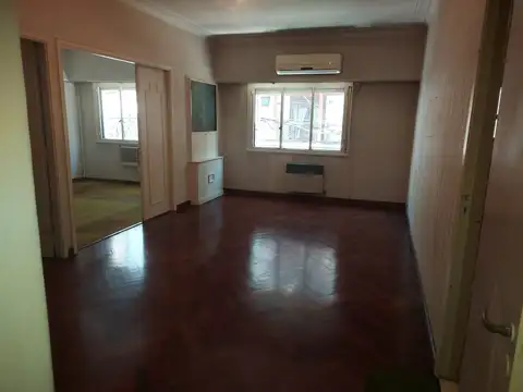 Gran Departamento de 4 Ambientes con Dependencia en Venta