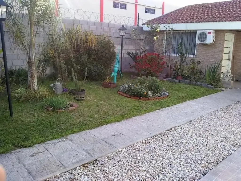 OPORTUNIDAD VENTA CASA DE 3 AMBIENTES EB CASTELAR MORON