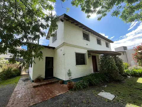 CASA EN VENTA EN PERGAMINO CON PILETA EN SIRIO